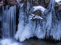 Eisgebilde rechts von Kaskade